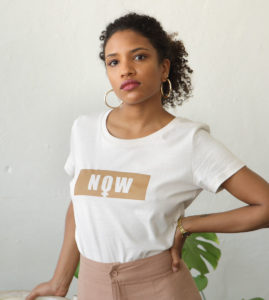 femme portant le t-shirt leonor roversi NOW blanc cassé en coton bio