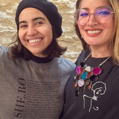 Deux femmes portant un sweatshirt Shero et un sweatshirt Klimt Leonor Roversi