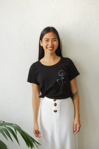 femme porte un t-shirt noir klimt en Coton Bio