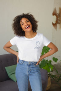 femme pose, elle poste un tshirt blanc représentant Frida Kahlo