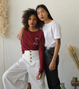 Deux mannequins portant un sweatshirt Frida et un t-shirt Klimt Leonor Roversi
