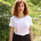 femme portant t-shirt shero blanc Leonor Roversi