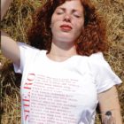 femme allongée dans l'herbe portant le t-shirt shero blanc