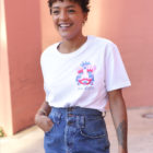 femme portant le t-shirt unisexe en Coton Bio Leonor Roversi