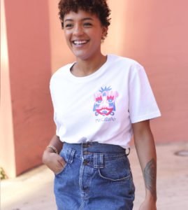 femme portant le t-shirt unisexe en Coton Bio Leonor Roversi