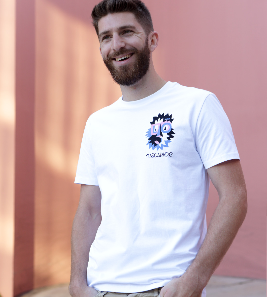 homme portant un t-shirt blanc mascarade bleu avec le dessin de la nouvelle collaboration Leonor Roversi