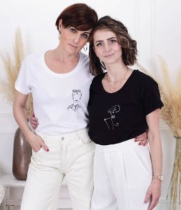 deux femmes portant chacune le tshirt frida blanc et noir leonor roversi