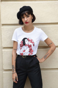 Mannequin porte un tshirt de la collaboration entre Leonor Roversi et Florina, Tshirt body positive