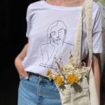 femme portant un t-shirt Themis coupe loose avec illustration devant de la marque lyonnaise LEONOR ROVERSI