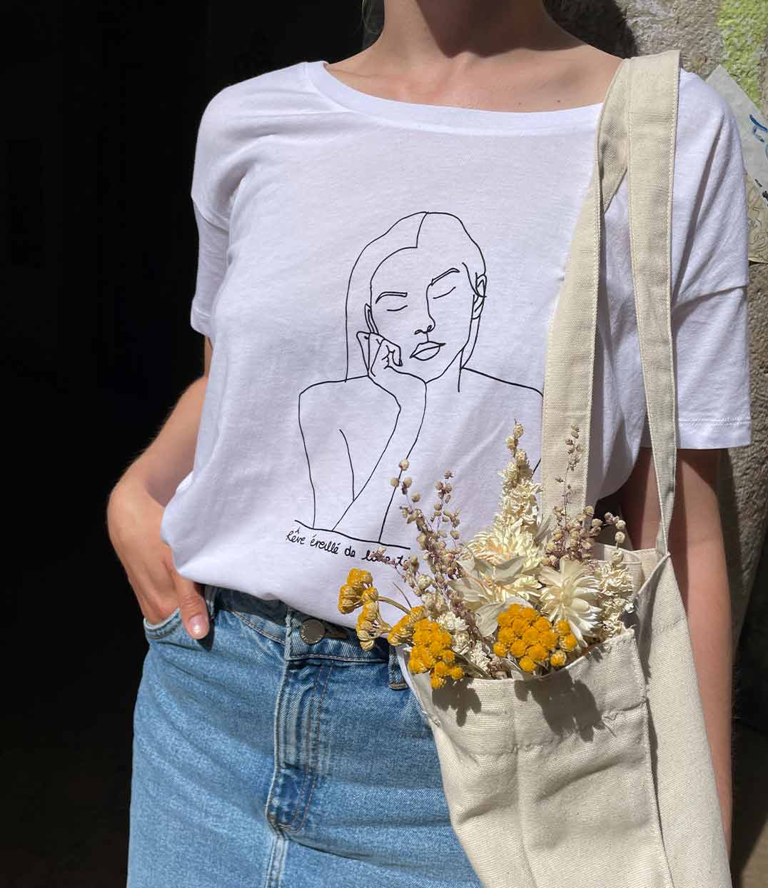 femme portant un t-shirt Themis coupe loose avec illustration devant de la marque lyonnaise LEONOR ROVERSI