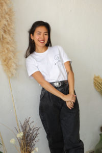 Labels Textiles Gots, femme portant un t-shirt klimt en Coton Bio