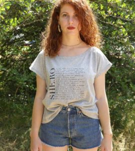 femme portant le t-shirt shero loose gris en coton bio Leonor Roversi