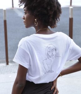 femme afro portant un tshirt blanc avec dessin de dos themis leonor roversi