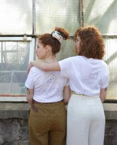 deux femmes avec t-shirt blanc diosas