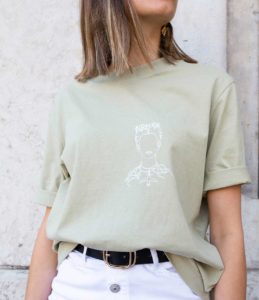 une femme portant un t-shirt vert amande de la marque lyonnaise féministe éthique éco-responsable Leonor roversi