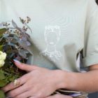 une femme portant un t-shirt vert amande de la marque lyonnaise féministe éthique éco-responsable Leonor roversi