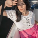 Femme sur un bateau portant le t-shirt coyoqui Leonor Roversi