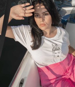 Femme sur un bateau portant le t-shirt coyoqui Leonor Roversi