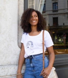 femmes portant un t-shirt blanc de la collection Lupita de la marque lyonnais féministe éthique et éco-responsable Leonor roversi