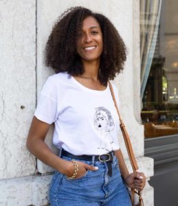 femmes portant un t-shirt blanc de la collection Lupita de la marque lyonnais féministe éthique et éco-responsable Leonor roversi