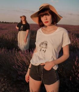 femme qui porte un t-shirt esperanza blanc leonor roversi dans un champ de lavande