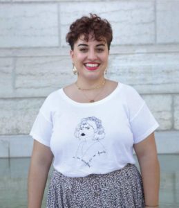 femme debout portant le tshirt lupita blanc de Leonor Roversi