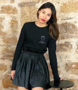 femme debout portant le tshirt manches longues frida noir de Leonor Roversi avec une jupe