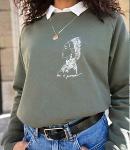 Femme portant un Sweatshirt kaki avec illustration âme de guerrière de la nouvelle collection TAKA de la marque Leonor Roversi