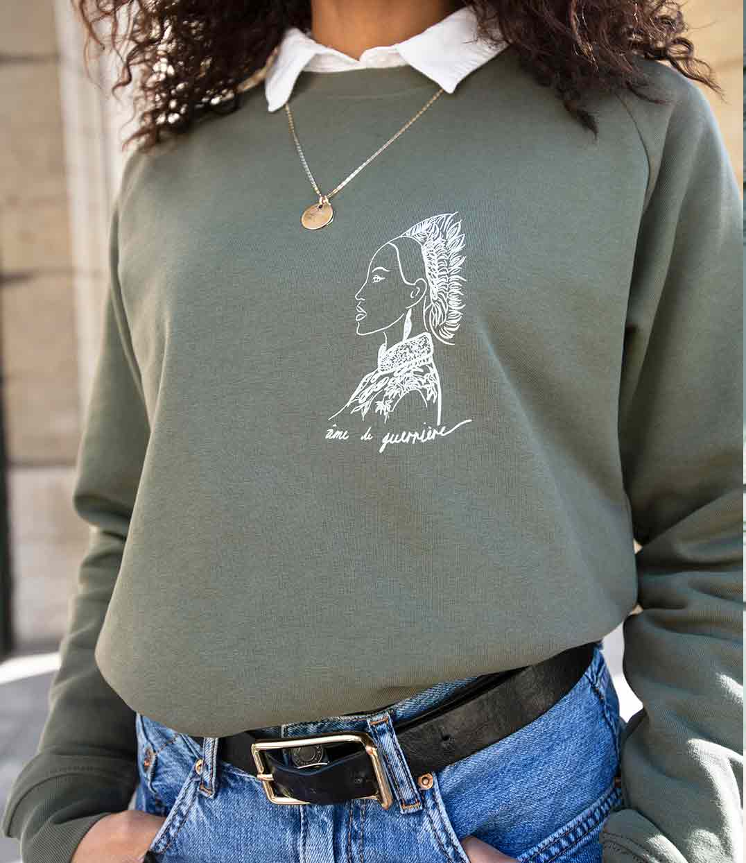 Femme portant un Sweatshirt kaki avec illustration âme de guerrière de la nouvelle collection TAKA de la marque Leonor Roversi