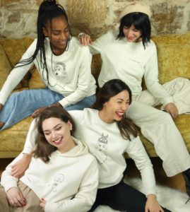 groupe de femmes amies souriantes en mode cocooning portant sweatshirt leonorroversi