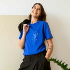 Femme debut portant un t-shirt bleu électrique Leonor Roversi