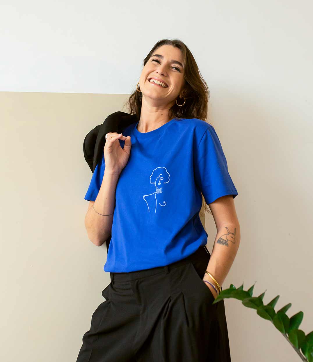 Femme debut portant un t-shirt bleu électrique Leonor Roversi