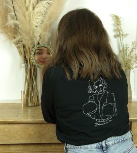 femme qui regarde dans le miroir avec un sweatshirt noir freyja