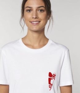 femme metisse qui porte t-shirt blanc unisexe motif coeur rouge