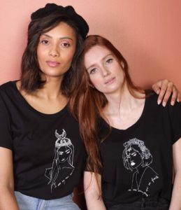 Deux femmes qui se font un calin avec t-shirt lupita et coyoqui noir leonor roversi