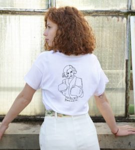femme aux cheveux bouclés de dos portant le t-shirt loose freyja blanc