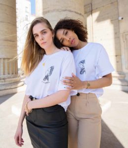 Deux femme portant un t-shirt blanc avec illustration de la nouvelle collection TAKA de la marque Leonor Roversi