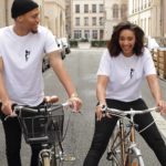 deux personne portant un t shirt sur un vélo Leonor Roversi