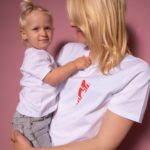 un bébé et une femme portant des t-shirts blanc avec un coeur rouge de la collection abracito de la marque lyonnaise féministe éthique éco-responsable Leonor Roversi