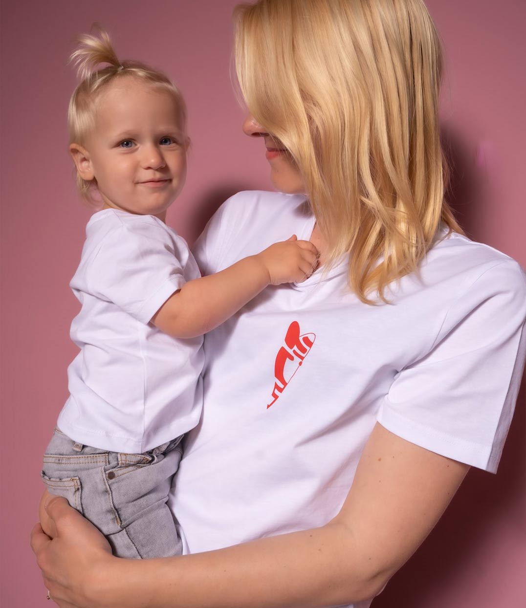 un bébé et une femme portant des t-shirts blanc avec un coeur rouge de la collection abracito de la marque lyonnaise féministe éthique éco-responsable Leonor Roversi
