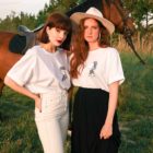 Deux femmes portant des t-shirts blancs Leonor Roversi