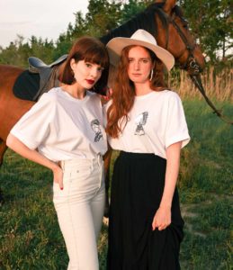 Deux femmes portant des t-shirts blancs Leonor Roversi