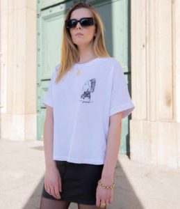 Femme portant un t-shirt blanc avec illustration âme de guerrière de la nouvelle collection TAKA de la marque Leonor Roversi