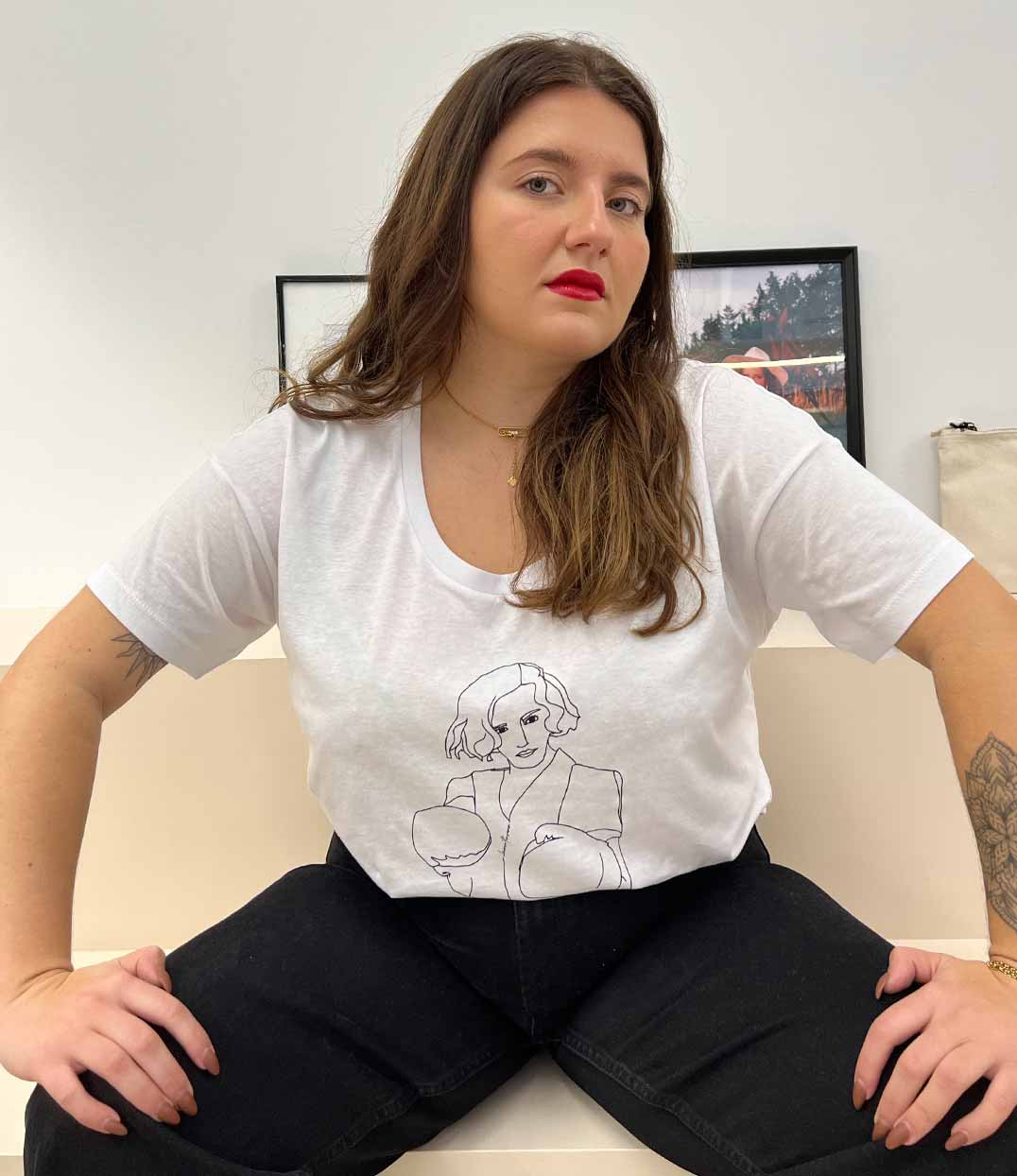 femme portant un t shirt blanc freyja de la marque éthique et lyonnaise Leonor Roversi