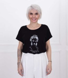 femme debout portant le tshirt esperanza loose noir de Leonor Roversi