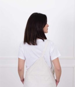 femme de dos portant le tshirt klimt loose blanc de Leonor Roversi
