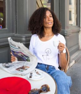 femme portant un t-shirt blanc de la collection Klimt de la marque lyonnaise féministe éthique et éco-responsable Leonor roversi