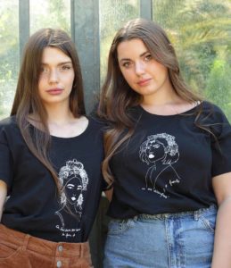 deux femmes qui portent t-shirt noir loose Esperanza de la collection reinas leonor roversi