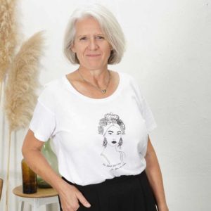 femme de face portant le tshirt esperanza loose blanc de Leonor Roversi