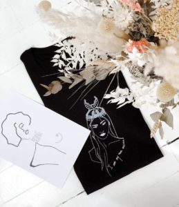 tshirt coyoqui noir loose plié à côté d'une affiche Klimt Leonor Roversi